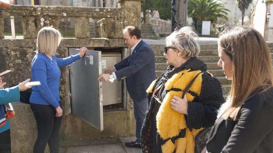 José Crespo examina un cuadro eléctrico en la Praza da Igrexa junto a las ediles Paz Pérez, María Álvarez y Begoña Blanco. // Bernabé/Ana Agra