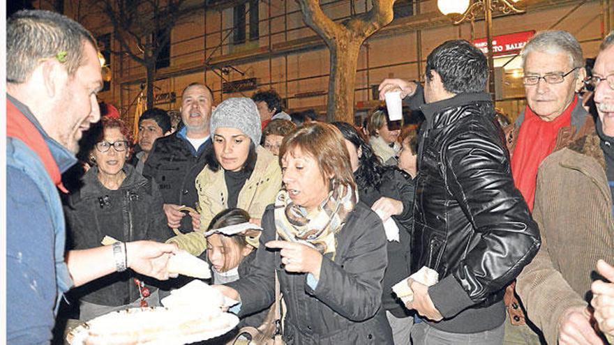 Centenares de personas se concentraron ayer en la plaza de l´Orient, hicieron sonar cencerros y caracolas y degustaron chocolate y coca de Sant Antoni.