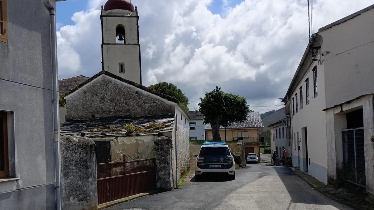 Un vehículo de la Guardia Civil junto al cementerio.