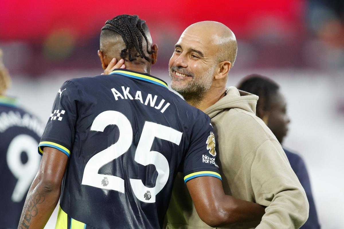 Manuel Akanji y Pep Guardiola.