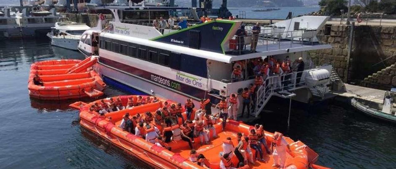 Un momento del simulacro de evacuación del catamarán de Rodman para Mar de Ons. // R.P.