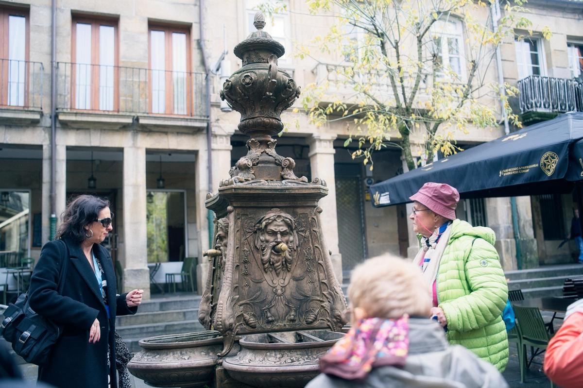 Participantes en el Congreso Europeo de Cofradías Enogastronómicas durante las visitas turísticas organizadas a lugares como O Grove, Pontevedra, Combarro, Santiago y Lalín. Participantes en el Congreso Europeo de Cofradías Enogastronómicas durante las visitas turísticas organizadas a lugares como O Grove, Pontevedra, Combarro, Santiago y Lalín.