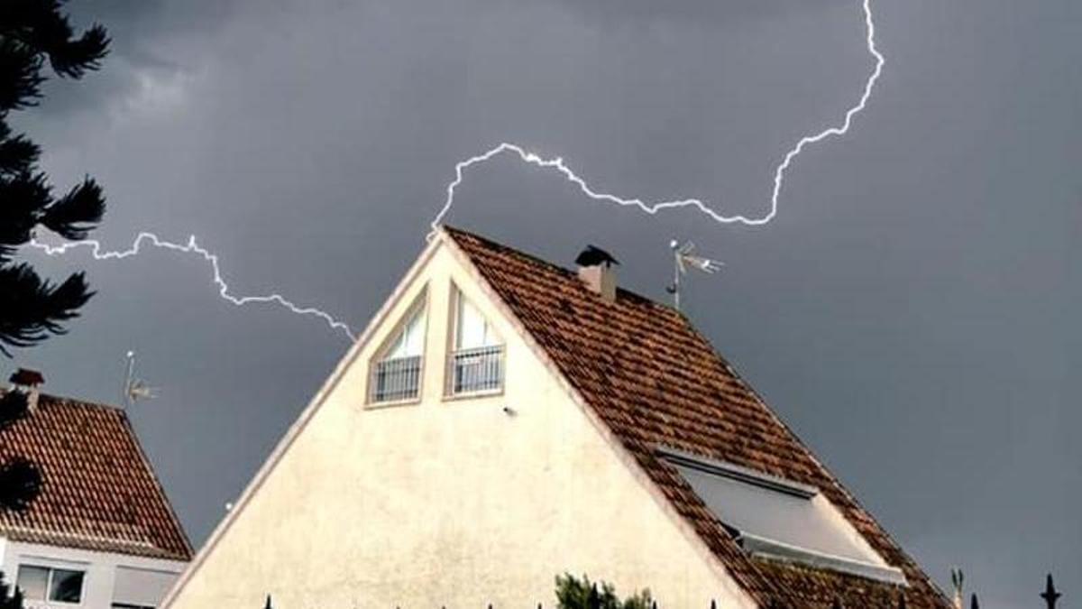 Un rayo cae en la partida ilicitana de Matola durante una de las fuertes tormentas del pasado fin de semana.