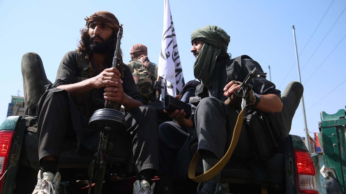 Combatientes del grupo insurgente patrullan por la ciudad de Jalalabad, el 17 de agosto.