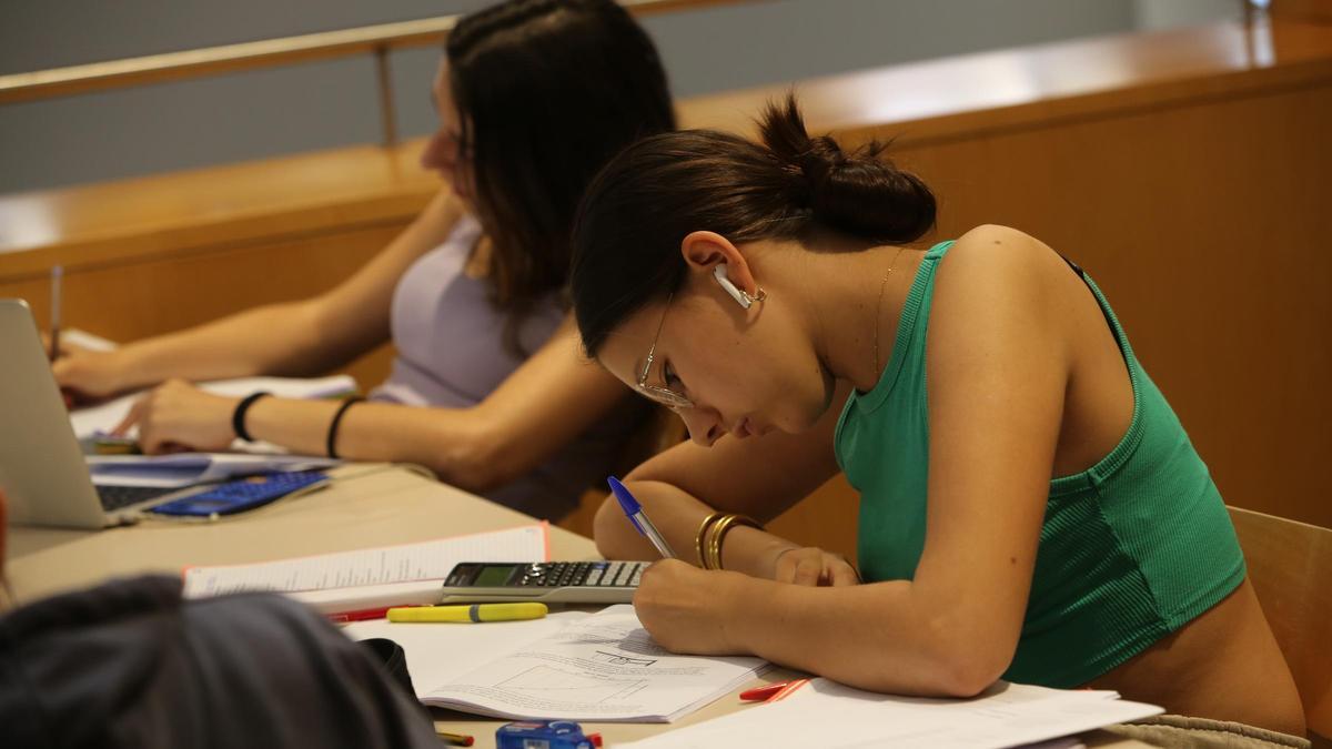 Alumnas de bachillerato, en la biblioteca Jaume Fuster de Barcelona.