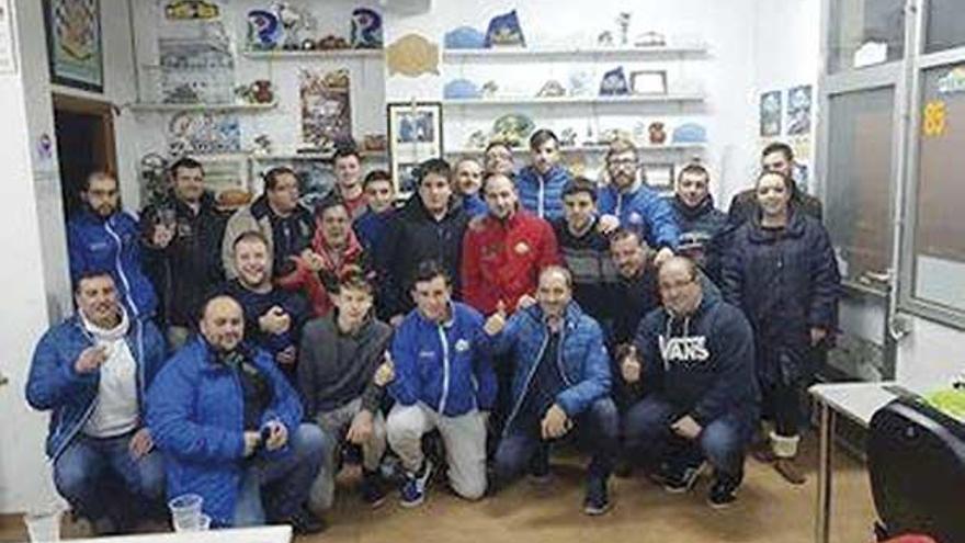 Miembros de la escudería Lalín-Deza anoche celebrando la decisión de la federación española.