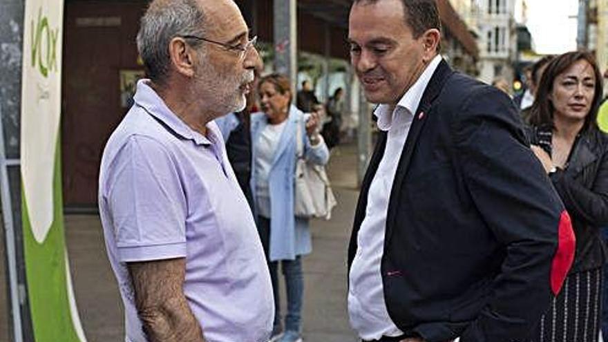 Encuentro entre candidatos en la calle Santa Clara, ayer