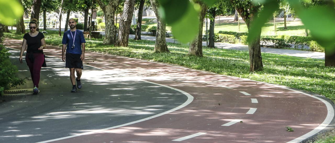 Imagen de cacereños paseando por el Parque del Príncipe, este jueves, ya sin rastro de jabalíes.