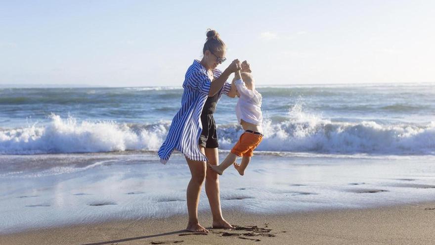 ¿Un mes sin trabajar para cuidar de tu hijo en verano? Pros y contras de la excedencia por cuidado de menores de tres años