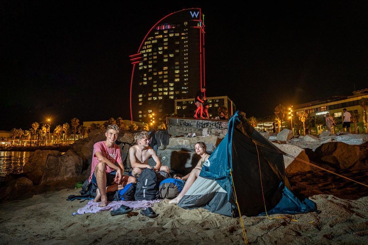 Barcelona 07/07/24 Barcelona. La gente busca refrescarse en el mar y dormir en la playa por las noches calurosas. AUTOR: MANU MITRU