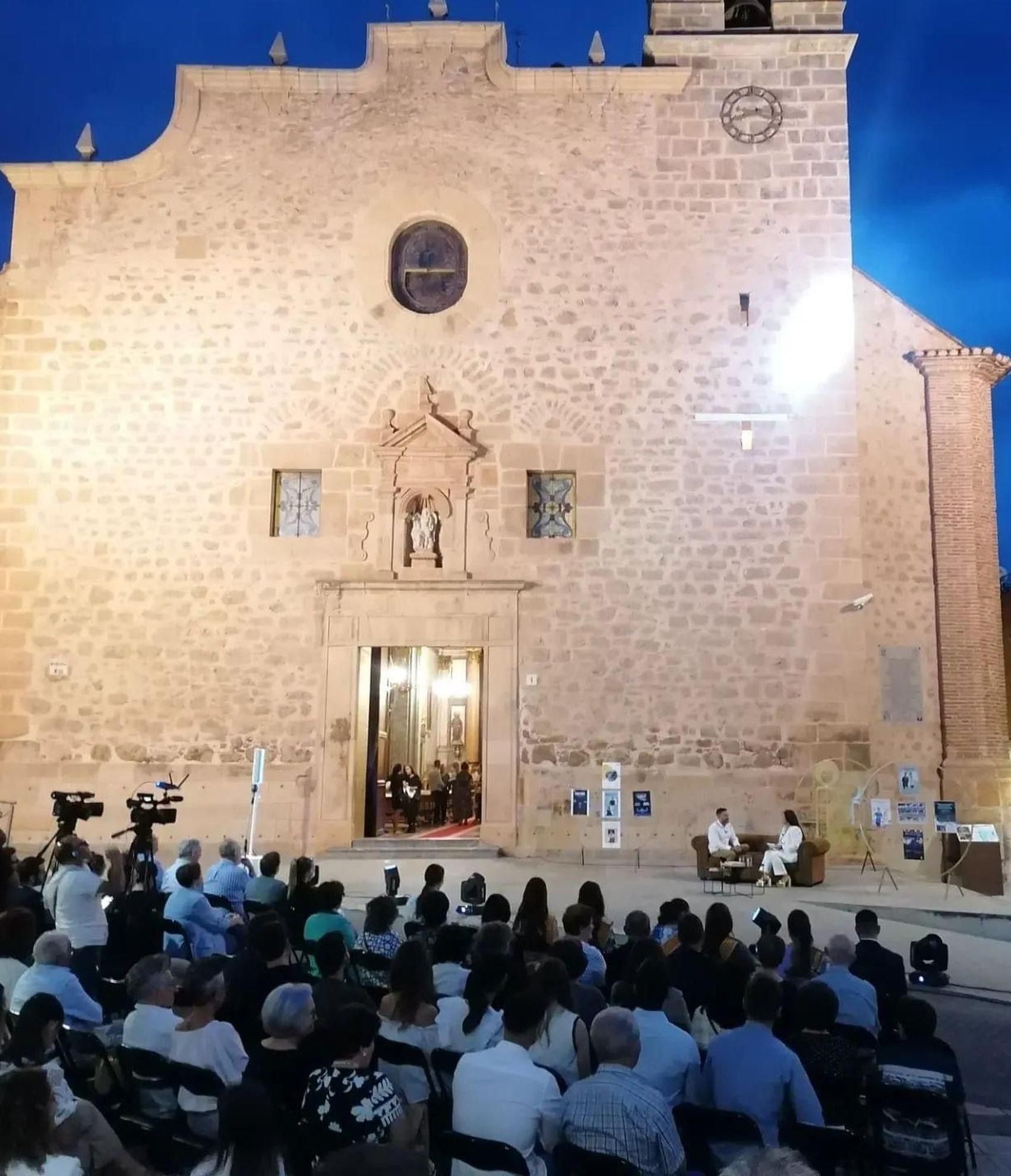 El acto de presentación del libro de fiestas se realizó frente a la iglesia parroquial del Santo Ángel Custodio.