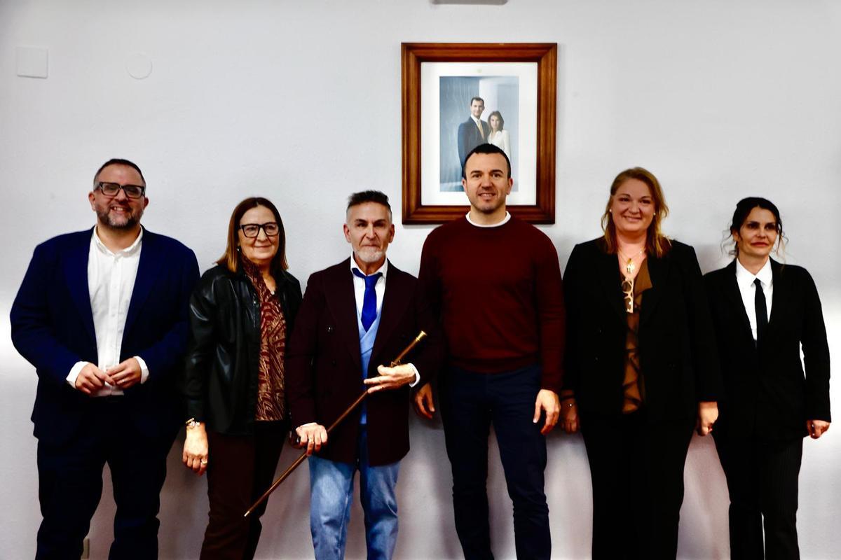 El nuevo alcalde con miembros de su partido.