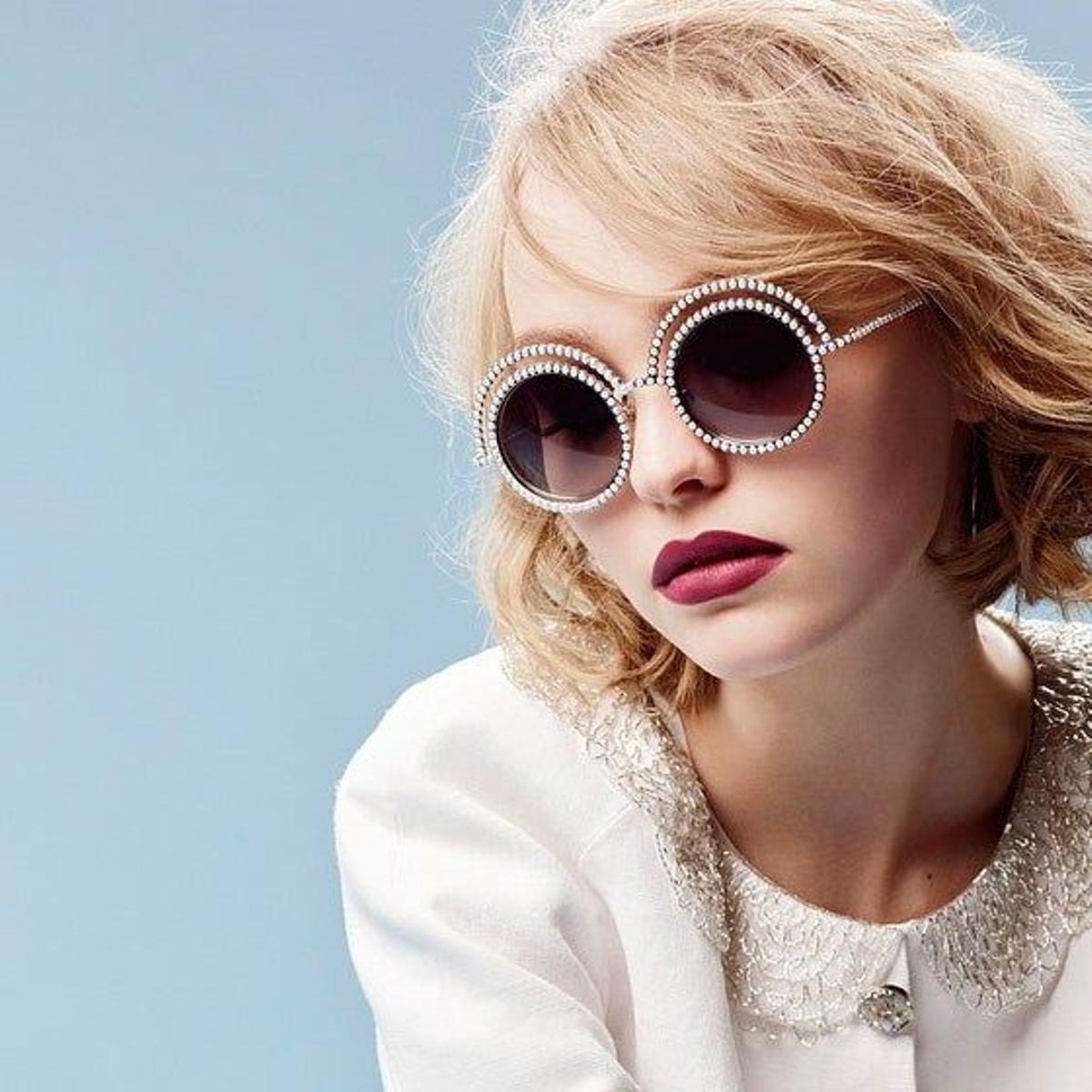 Lily Rose Depp para la campaña de gafas de sol Pearl Collection de Chanel.