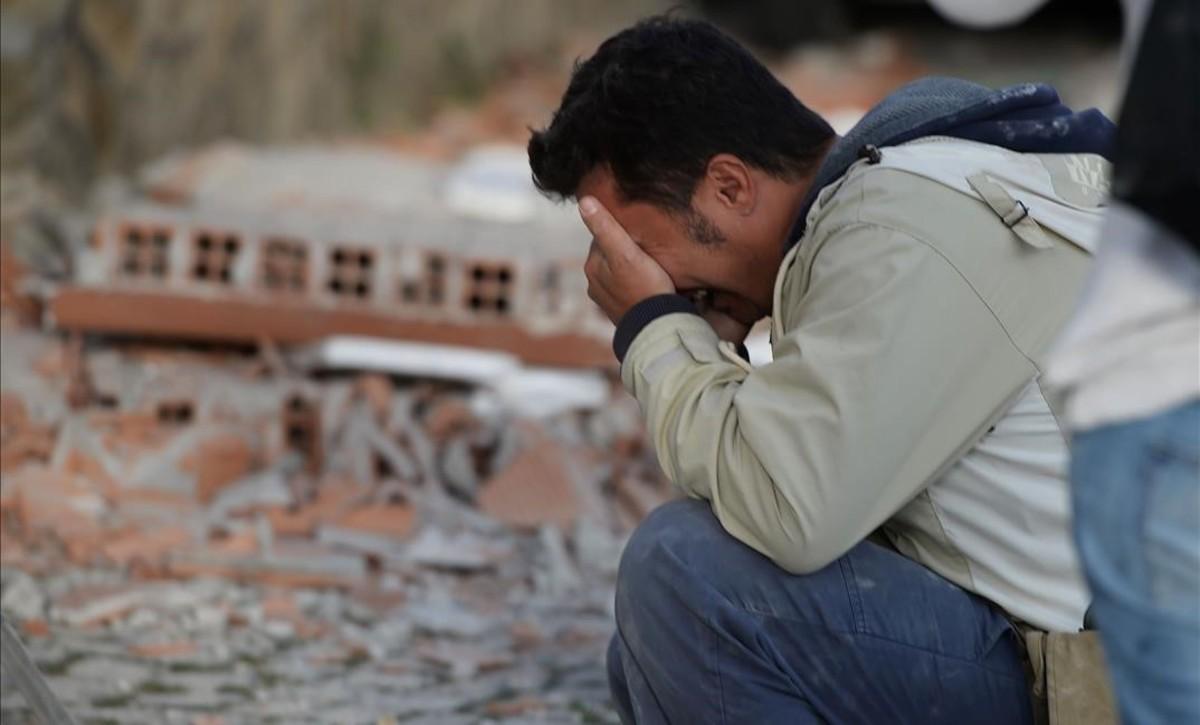 Un hombre se lamenta tras el terremoto.