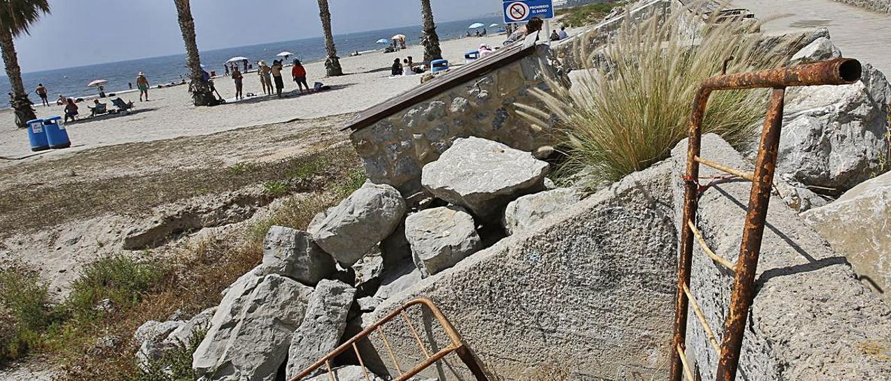 La playa de San Gabriel presenta una imagen desoladora, con vallas oxidadas y pasarelas levantadas que ponen en peligro la seguridad de los usuarios. | JOSE NAVARRO