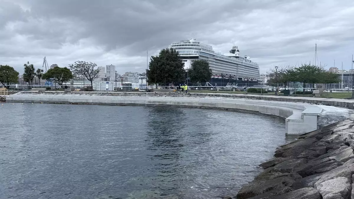La estructura flotante de O Parrote toma forma con las gradas ya visibles sobre el paseo
