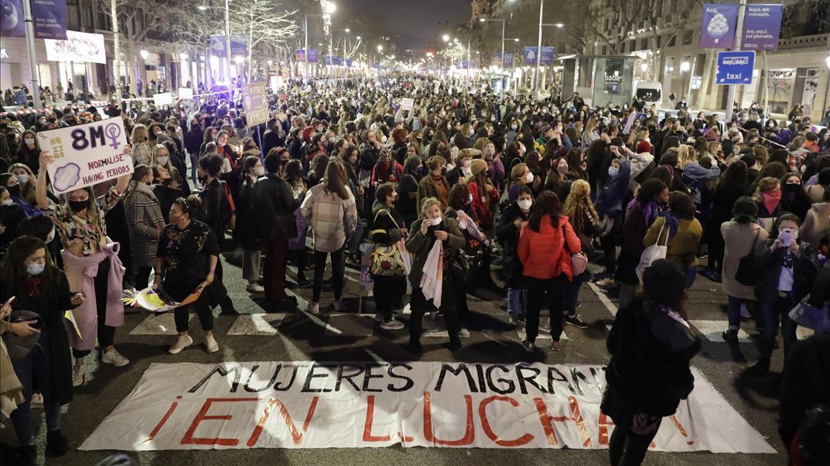 Unas 4.500 personas, según la Guardia Urbana de Barcelona, han ocupado el paseo de Gràcia.