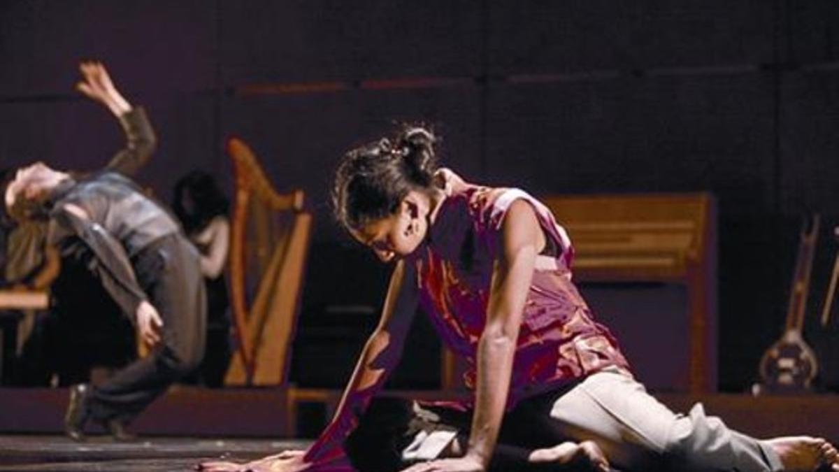 Estrellas 8Sidi Larbi Cherkaoui, al fondo, y Shantala Shivalingappa, en una escena de 'Play'.
