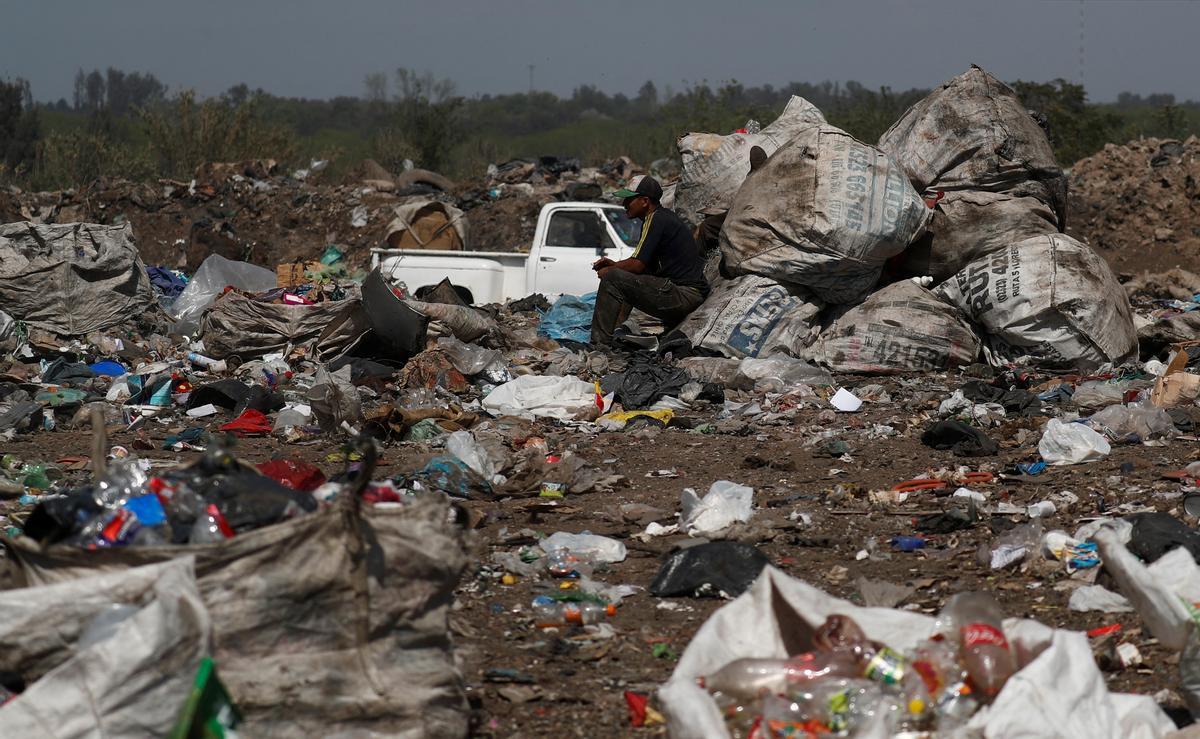 Recicladores de basura revisan montones de desechos en un vertedero de cartón, plástico y metal, que venden en turnos de 12 horas, mientras Argentina enfrenta una de las tasas de inflación más altas del mundo, que superará el 100 % este año, en Luján, el las afueras de Buenos Aires, Argentina 5 de octubre de 2022.