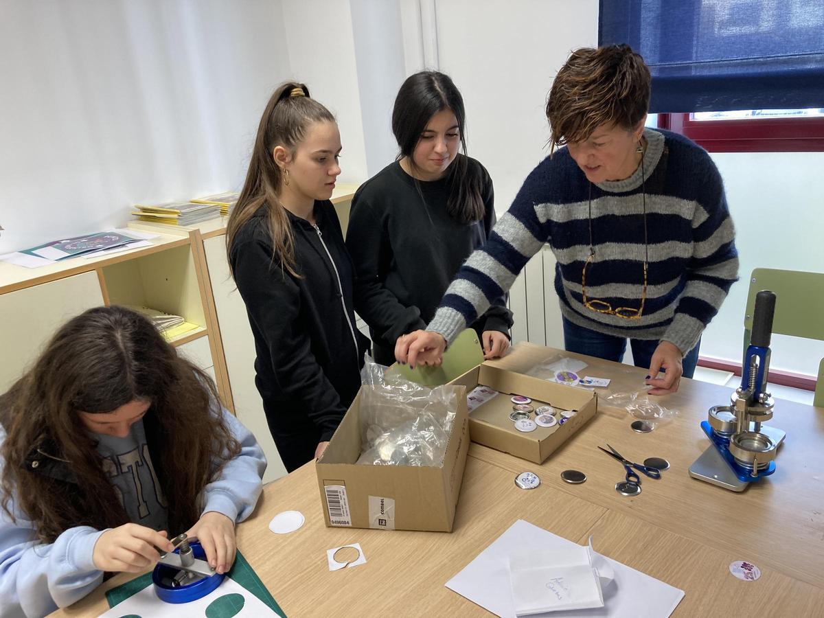 Los alumnos y el personal docente, fabricando chapas en el &quot;Punto de Encuentro&quot;