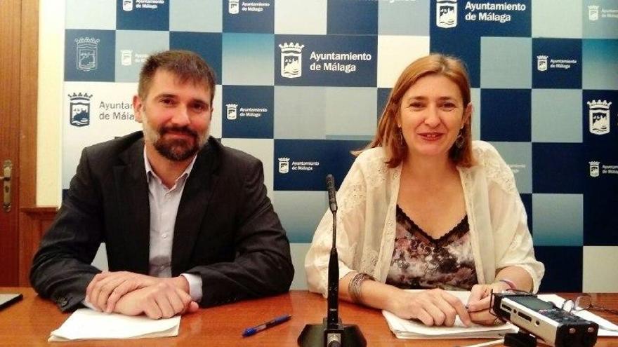 El abogado Oliver Roales y la concejala de Málaga Ahora Ysabel Torralbo.
