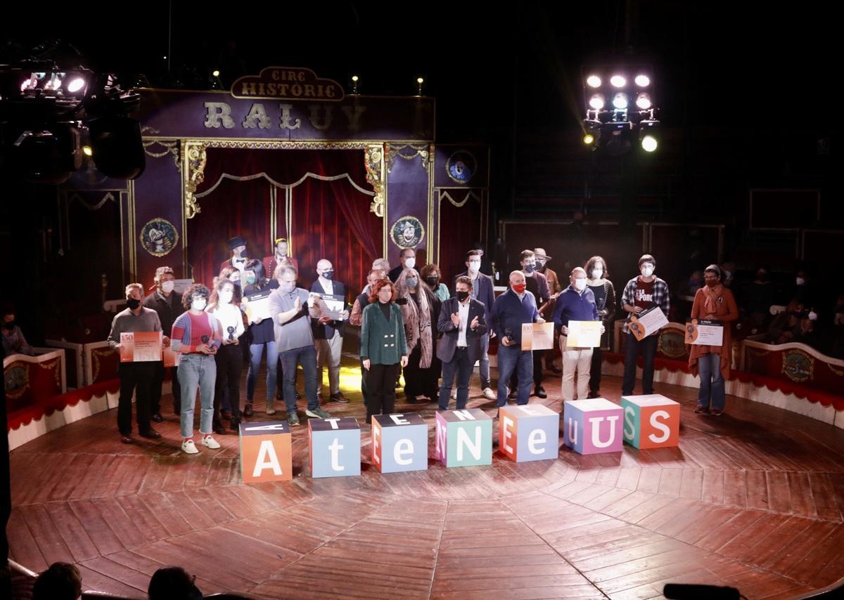 Fotografia de família dels guardonats als Premis Ateneus 2021. Barcelona, 21 de desembre del 2021. Pla general. (Horitzontal)