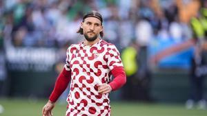 Nemanja Gudelj durante un partido de LaLiga EA Sports