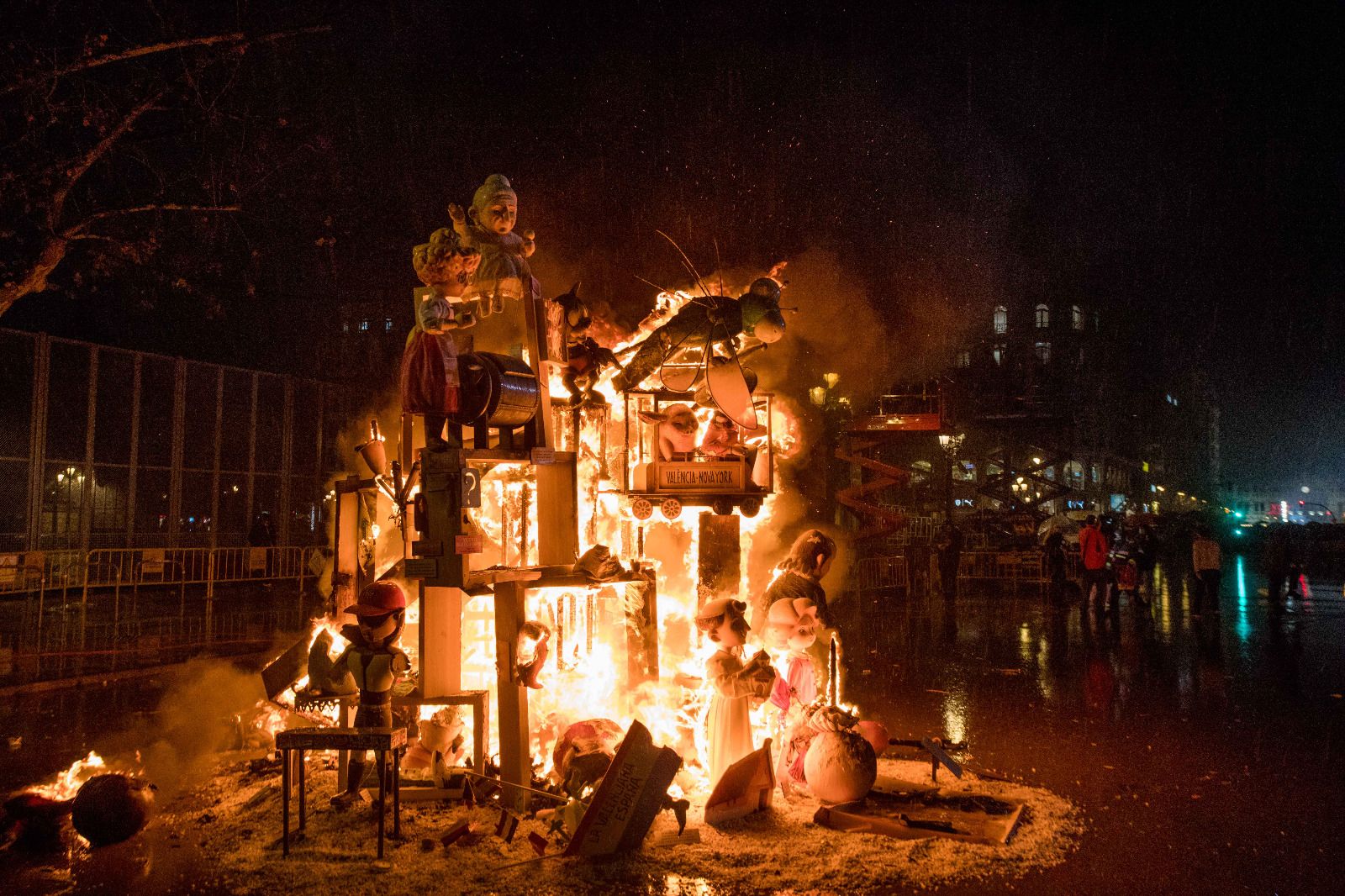 Así ha ardido la falla infantil municipal en València