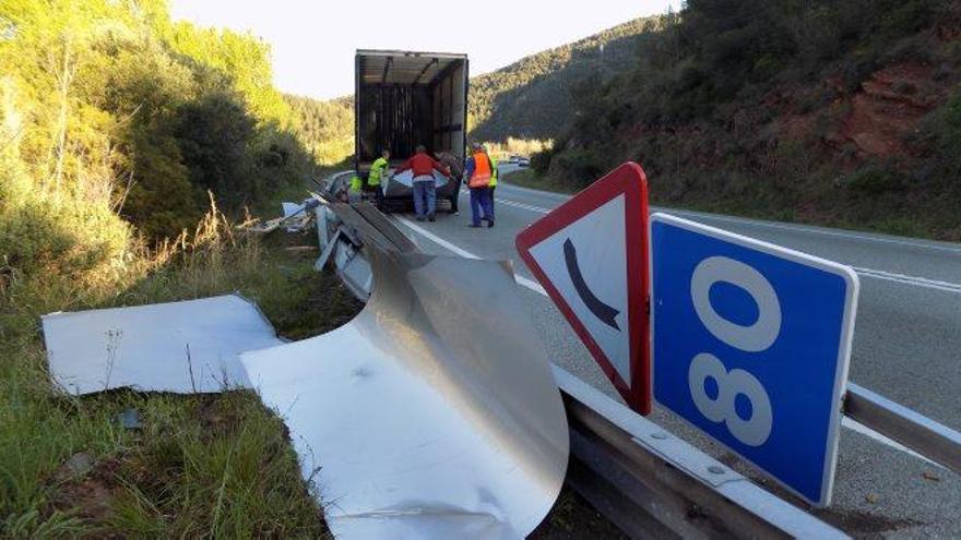 Algunes de les planxes caigudes del camió, al costat d&#039;un senyal tombat, ahir al lloc de l&#039;incident