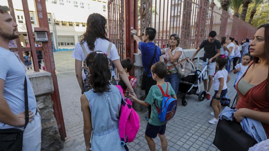 Escolares entrando a un colegio público de Elche con sus familiares.