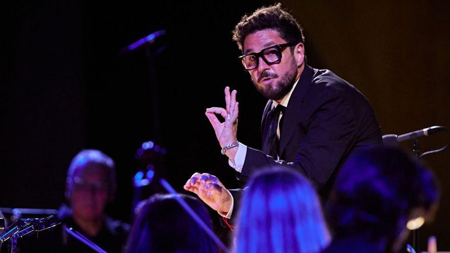 Aarón Zapico dirigiendo a la Orquesta Ciudad de Granada con la obra «El retablo de Maese Pedro» de Manuel de Falla. A la izquierda, un momento del concierto, celebrado este verano. | Fermín Rodríguez