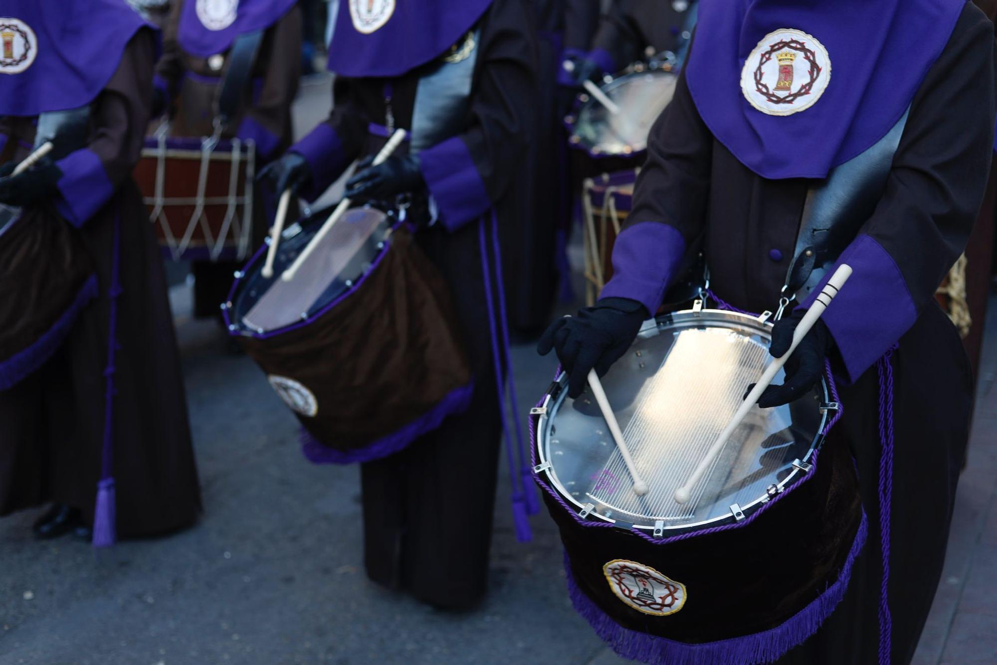 FOTOGALERÍA | Zaragoza se llena de capirotes y bombos en la procesión del Santo Entierro