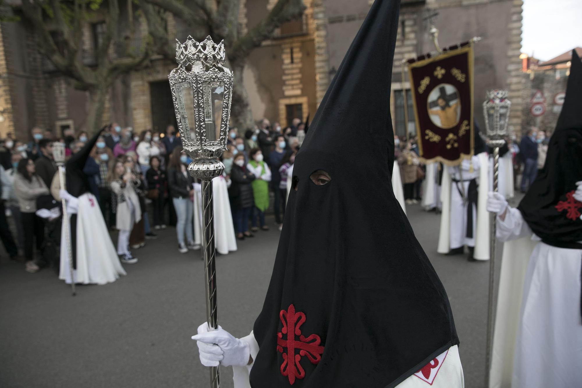 EN IMÁGENES: Gijón arropa al Cristo de los Mártires en su regreso a las calles