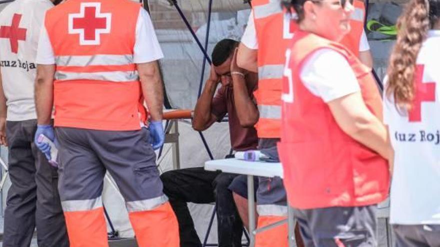 Equipos de Cruz Roja durante una emergencia en Santa Pola, en imagen de archivo.