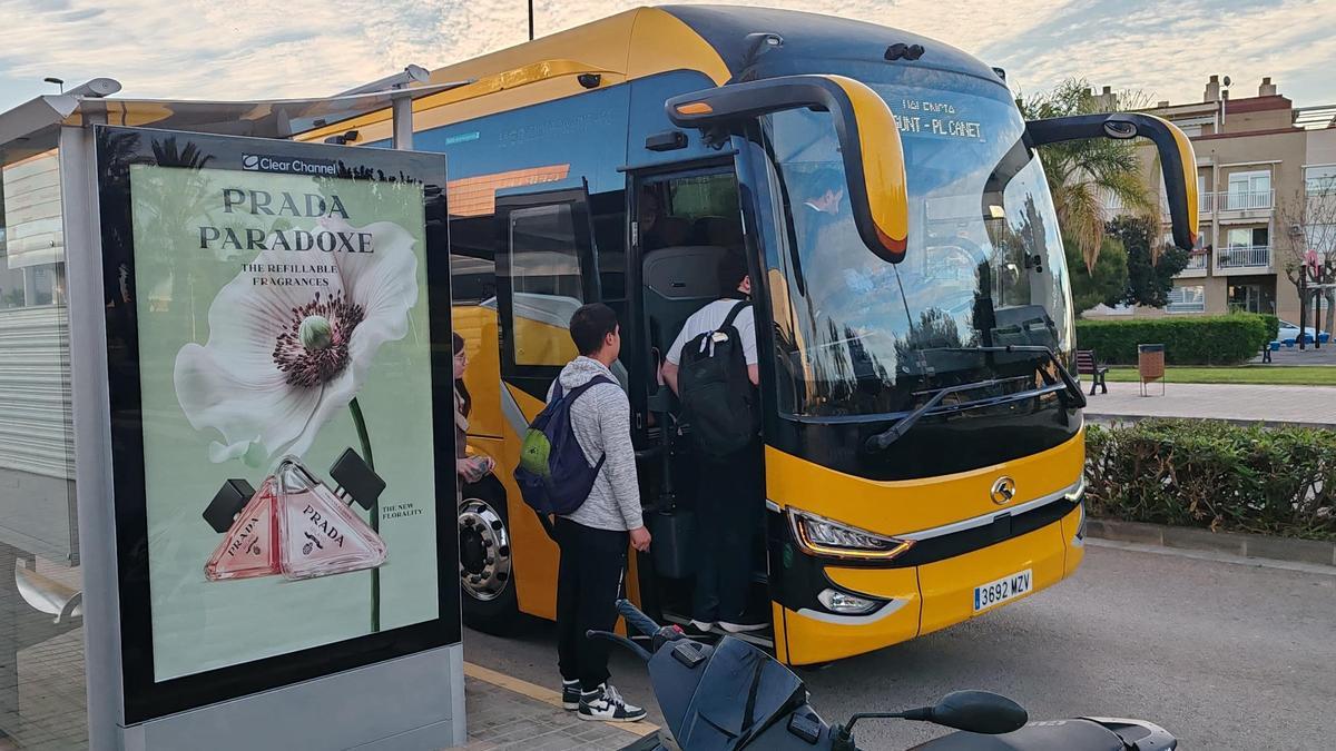 Autobús que presta servicio entre València, Sagunt y Canet.