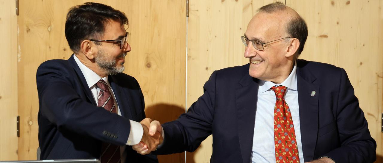 Carlos Fernández de la Peña y Manuel Reigosa, durante la firma del convenio en el edificio Redeiras.