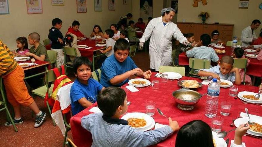 Niños en un comedor escolar de Ourense. // Jesús Regal