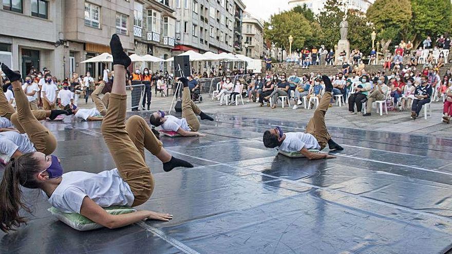 +QDanza durante su actuación en la Praza da Igrexa.