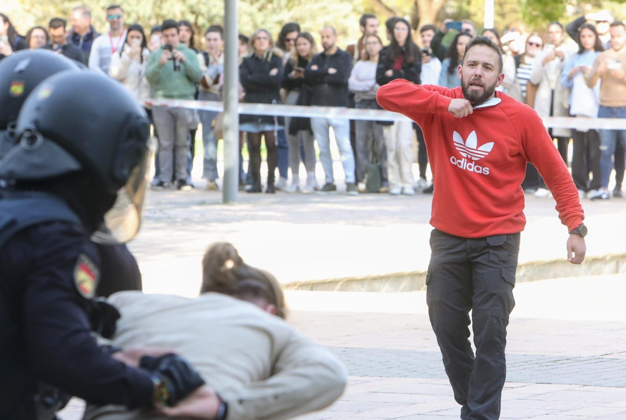 La Universidad de Alicante realiza un simulacro de ataque terrorista en sus instalaciones