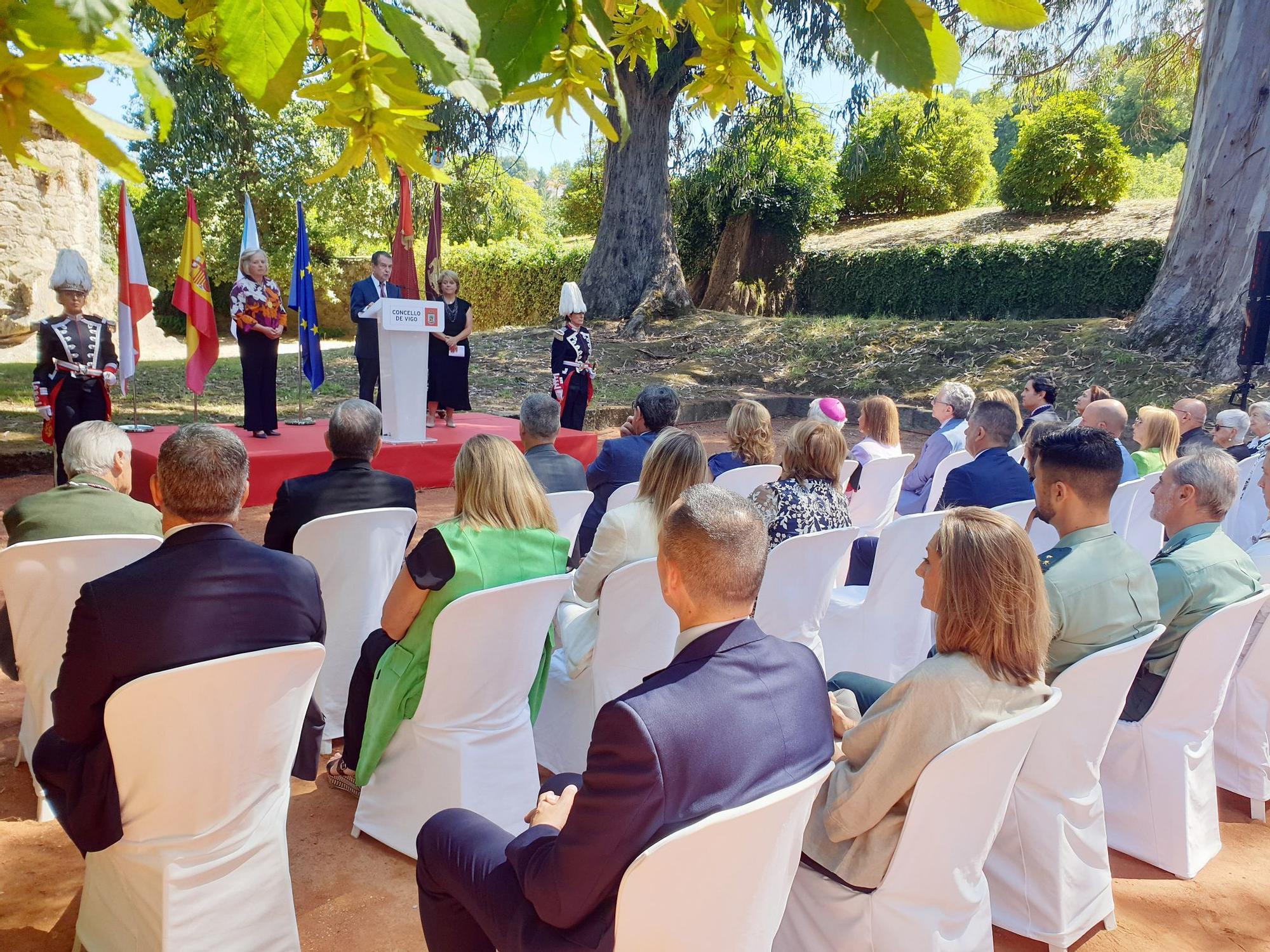 Público asistente a la lectura del pregón en los jardines del Pazo Quiñones de León