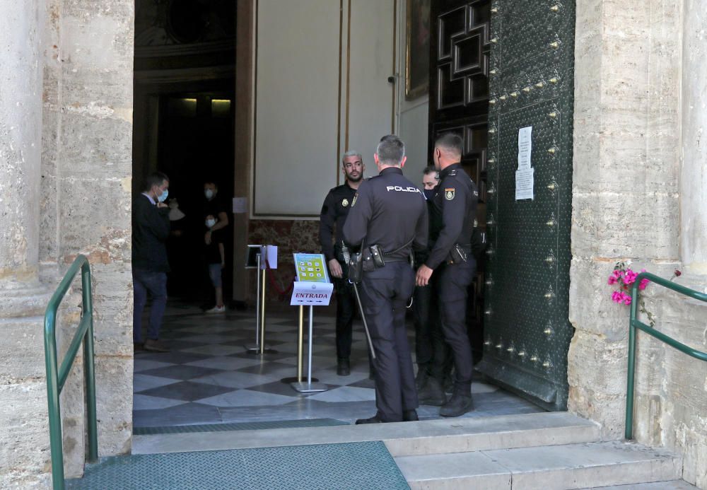 Puertas abiertas en la basílica el día de la festividad de la Virgen de los Desamparados.