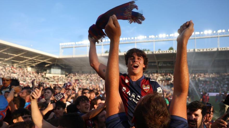 Carlos Álvarez celebra en volandas el gol decisivo anotado en el minuto 98 del partido contra el Burgos.
