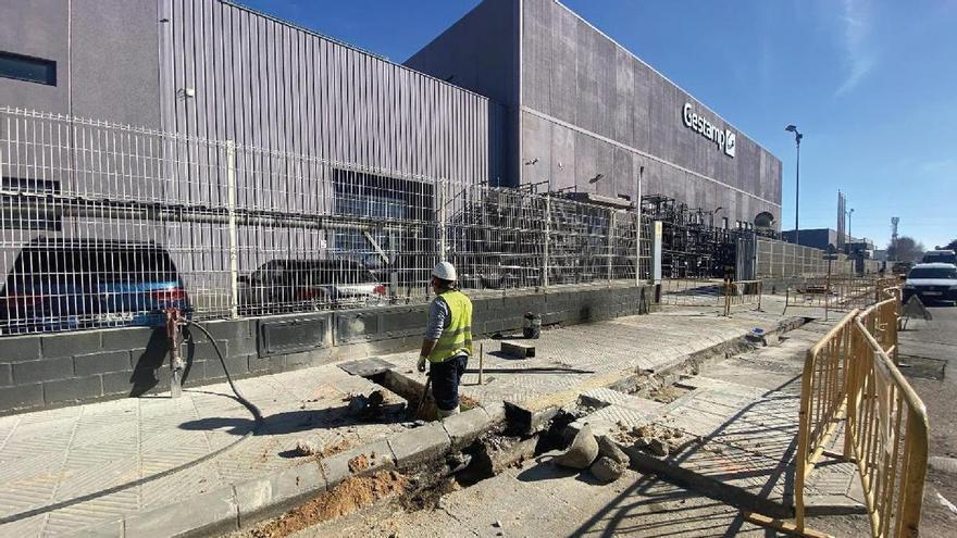 La renovación de una tubería evitará las fugas de agua en el polígono de Almussafes