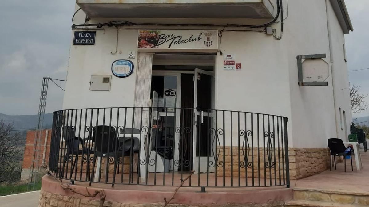 Fachada del Bar Teleclub, situado en la plaza El Parat de la Torre d’en Besora, en una foto de archivo.