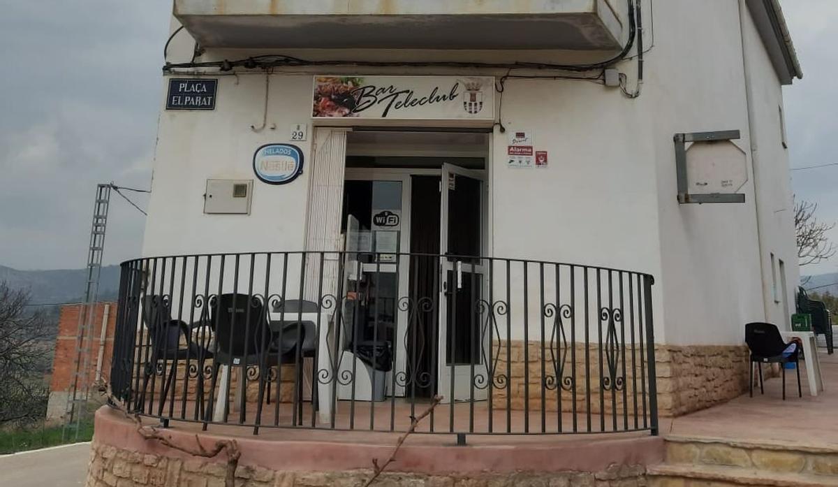 Fachada del Bar Teleclub, situado en la plaza El Parat de la Torre d’en Besora, en una foto de archivo.