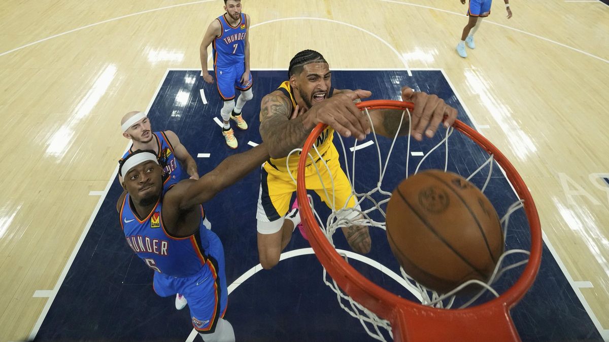 Luguentz Dort ejecuta un mate durante el Pacers-Thunder.