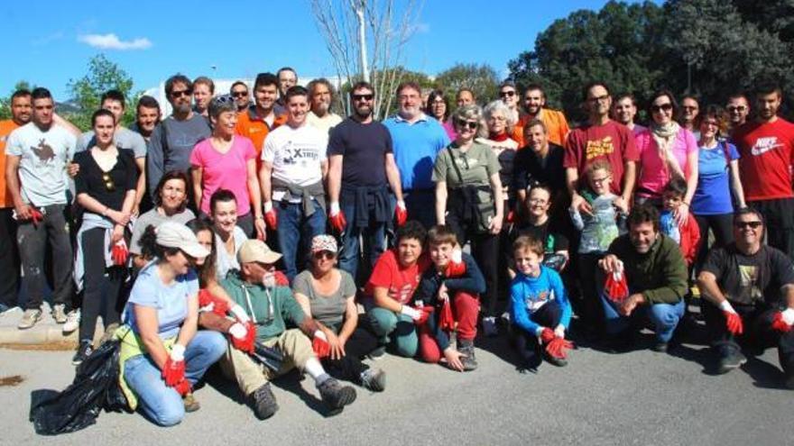 Foto de familia de los participantes en la jornada de limpieza de ayer.