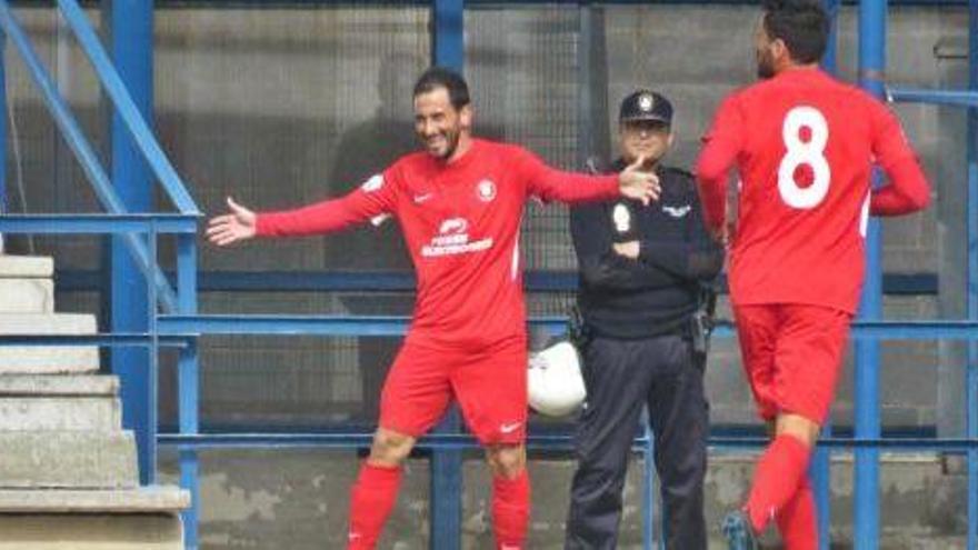 Sergio Cirio celebra uno de los dos tantos que anotó ayer en El Prado.