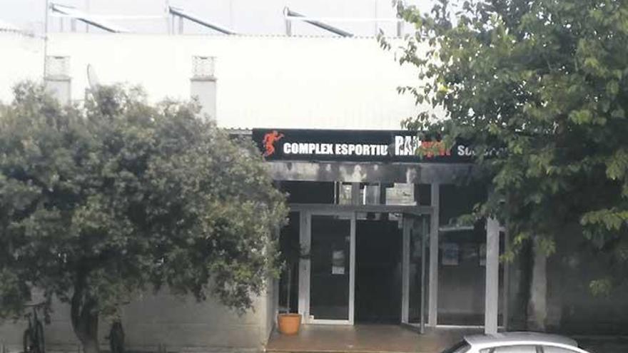 Aspecto exterior del complejo deportivo municipal de Es Pinaró de Son Servera, explotado por la empresa RADsport.