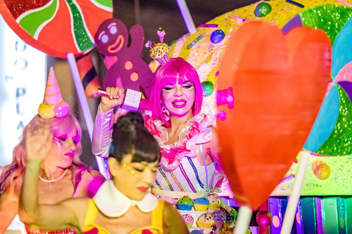 Un colorido Desfile de Carrozas cierras las fiestas de Benidorm